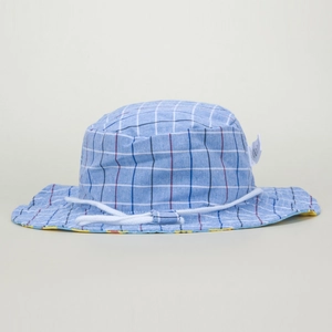 Dettaglio cappello da sole a quadretti blu in cotone con cordino bianco e fibbia regolabile
