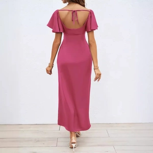 Elegante abito lungo rosso con design senza schiena e maniche con volant per donna