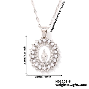 Détail macro du pendentif Vierge Marie avec zircons et bordure de perles blanches