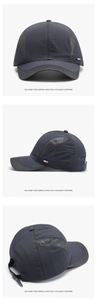 Dettaglio cappello da baseball grigio scuro con pannelli traspiranti e fibbia regolabile