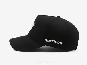 Vue latérale d'une casquette noire avec broderie Narason blanche et texture en sergé