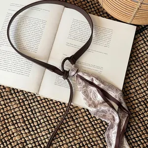 Cintura vintage in pelle marrone con dettaglio foulard in seta paisley boho
