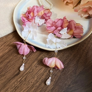 Barrette fleur en soie rose avec longues franges de perles et détails en chaîne dorée