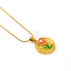 Détail du pendentif en émail style peinture florale avec perle sur chaîne dorée