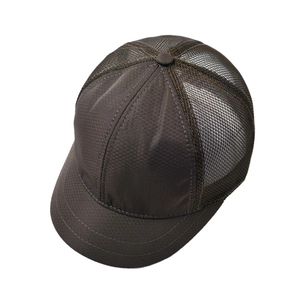 Detail der dunkelbraunen Mesh-Baseballkappe mit Wabenstruktur und atmungsaktivem Stoff