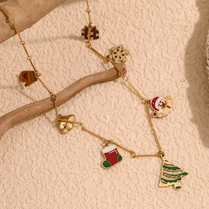 Détail du collier plaqué or 18 carats avec charmes de Noël tels que sapin et renne
