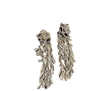 Boucles d'oreilles pendantes fleurs roses argentées avec pampilles longues et feuilles