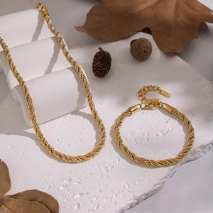 Vue détaillée de l'ensemble collier et bracelet en chaîne torsadée bicolore or et argent