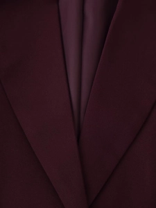 Detailaufnahme von Revers und Twill-Gewebe an einem weinroten Business-Anzugsakko