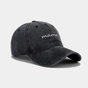 Détail d'une casquette en coton gris anthracite délavé avec broderie mama blanche en relief