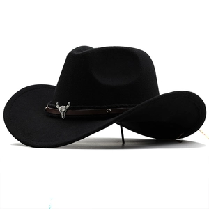 Détail d'un chapeau de cowboy noir avec bandeau en cuir et décoration tête de taureau argentée