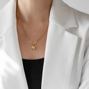 Elegante collana placcata oro 18K con ciondolo rettangolare in cristallo su catena a serpente
