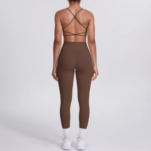 Ensemble de yoga marron avec brassière à dos croisé et legging taille haute gainant