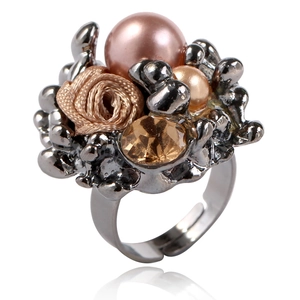Bague ajustable avec fleur de rose, perle et cristal champagne sur métal gris anthracite