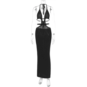 Dettaglio del vestito lungo nero all'uncinetto con scollo all'americana e cut-out in vita