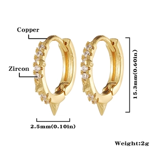 Detalle de pendientes de aro de cobre dorado con circonitas y medidas de 15,3 mm