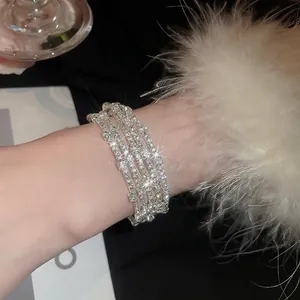 Elegante bracciale elastico a cinque strati di cristalli con placcatura argento al polso