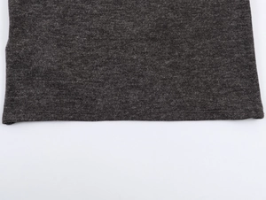 Gros plan sur la couture de l'ourlet du haut en tricot côtelé gris foncé avec dentelle