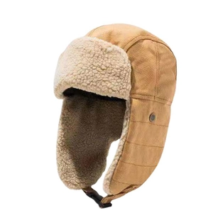 Colbacco invernale in tela kaki con calda fodera in pelliccia sintetica beige