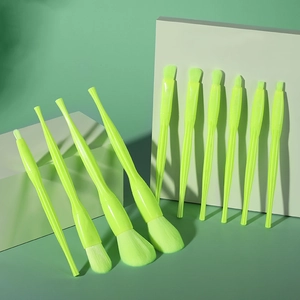 Dettaglio del set di 10 pennelli trucco verde neon con setole sintetiche e manici lucidi