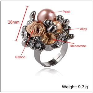 Détails de la bague fleur montrant 26mm de hauteur, 9,3g et un anneau réglable
