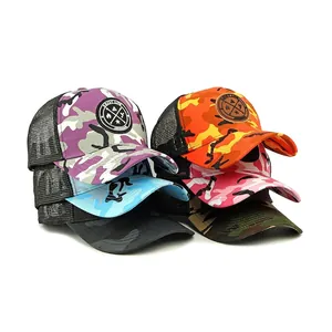 Camouflage Trucker Caps mit atmungsaktivem Mesh und runden bestickten Aufnähern in fünf Farben