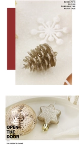 Détails de pommes de pin dorées pailletées et ornements texturés pour sapin de Noël
