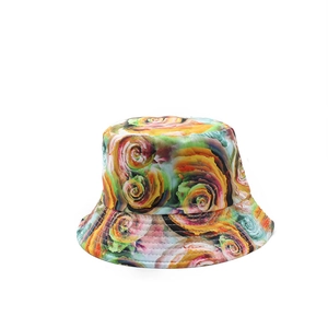 Détail du chapeau bob avec imprimé rose abstrait coloré et bord surpiqué