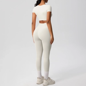Vue arrière d'un ensemble de yoga crème pour femmes avec haut court et legging gainant