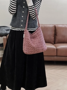 Trama dettagliata della borsa a spalla in tweed viola con tessuto intrecciato e logo