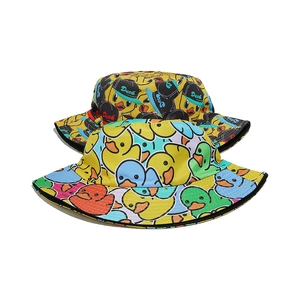 Dettaglio di simpatici motivi a forma di anatra su cappelli estivi per studenti