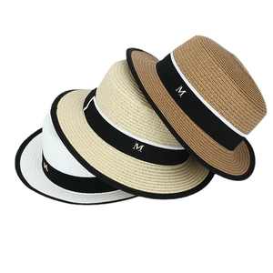 Chapeaux de paille plats pour femmes en blanc, beige et marron avec ruban noir et logo M doré
