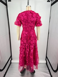 Détail de la fermeture éclair invisible au dos de la robe mi-longue en dentelle fuchsia