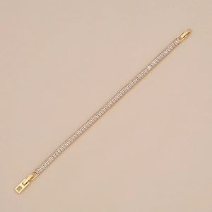 Vue macro du bracelet tennis doré avec zircon taille baguette et fermoir solide