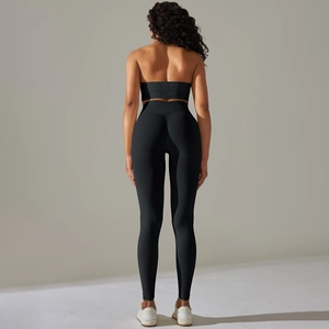 Vue arrière de l'ensemble de yoga côtelé sans couture noir avec brassière et legging