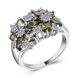 Dettaglio anello in argento con pietre marquise verde oliva e zirconi bianchi lucidi