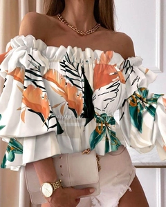 Detail eines schulterfreien Oberteils mit Blumenprint und geraffter Taille