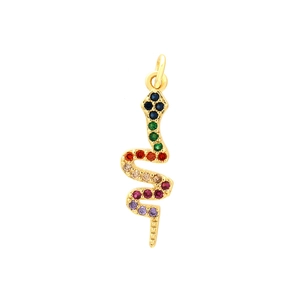 Détail macro du pendentif serpent en or 18 carats orné de pierres multicolores