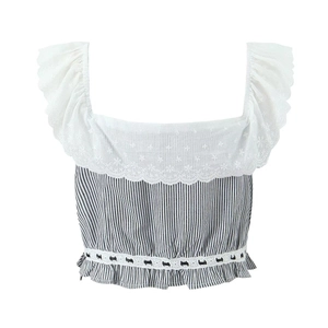 Detailansicht blau-weiß gestreiftes Crop-Top mit Spitzenvolants und Katzen-Dekorband
