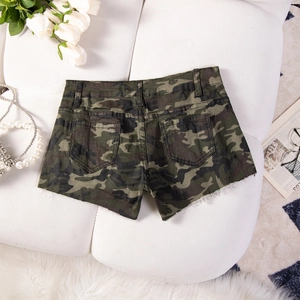 Detailansicht der grünen Camouflage-Jeansshorts mit hoher Taille und fransigen Rändern
