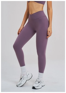 Détail du pantalon de yoga à taille haute avec une coupe croisée en V distinctive