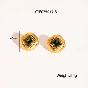 Detail von quadratischen olivgrünen Zirkon-Ohrringen mit spiralförmiger Goldbasis, 1,6 cm