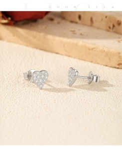 Gros plan de boucles d'oreilles cœur en argent 925 avec pavé de moissanite scintillante