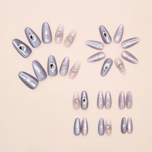 Détails des faux ongles œil-de-chat violets 3D avec décors d'étoiles et de lune argent