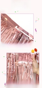 Détail du rideau à franges or rose montrant le ruban adhésif pour une pose facile