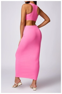 Vista posteriore del completo rosa in maglia con canotta corta e gonna lunga a vita alta