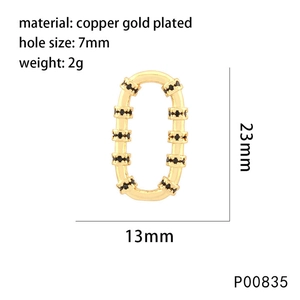 Détail du pendentif mousqueton en cuivre doré de 23mm x 13mm avec zircons
