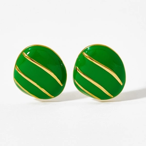 Dettaglio di orecchini ovali in smalto verde con strisce dorate e stile vintage chic