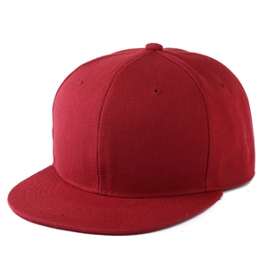 Dettaglio ravvicinato del cappellino rosso a tesa piatta con tessuto in twill di cotone