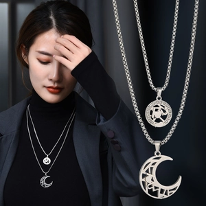 Dettaglio della collana a doppio strato in acciaio inossidabile con pendenti luna e disco